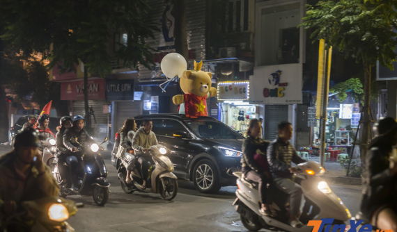 Chỉ thắng Campuchia, cổ động viên Việt Nam vẫn đi bão