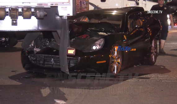 Bị đâm từ phía sau, Ferrari California rúc vào gầm xe đầu kéo và hỏng nặng