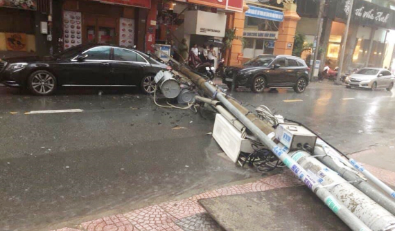 Sài Gòn: Mercedes-Benz S-Class bị trụ đèn đè trúng khi đang đỗ ở lòng đường