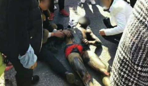 Chú rể cởi trần chạy từ phòng tân hôn ra đường, bị xe BMW đâm trúng