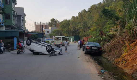 Quảng Ninh: Đâm gãy trục Mercedes-Benz C200, Mazda3 "phơi bụng" giữa đường