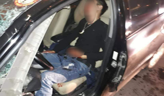 Hà Nội: Tài xế vừa lái xe vừa cầm điện thoại livestream, Toyota Vios đâm vào đuôi ô tô tải