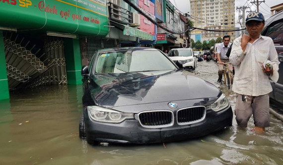 Loạt xe sang và xe thể thao thiệt hại nặng sau cơn bão số 9