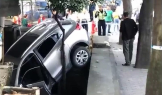 Chiếc ô tô do một nữ tài xế điều khiển lao lên vỉa hè, đâm tử vong người đi bộ