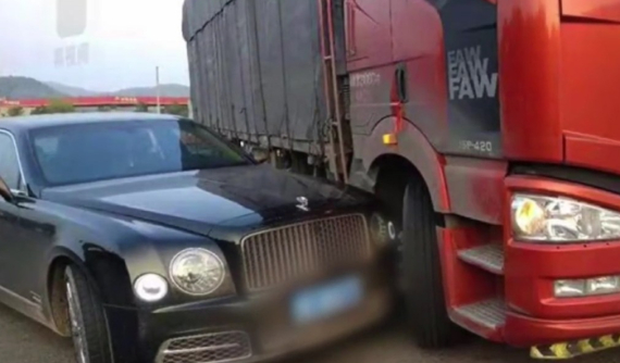 Lùi ở tốc độ cao, xe tải đâm trúng Bentley Mulsanne trị giá gần 27 tỷ đồng