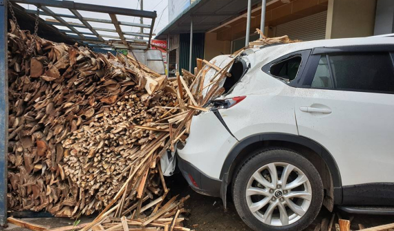 Quảng Trị: Tránh người đàn ông sang đường, chiếc ô tô tải lật ngang, đổ đầy gỗ vào Mazda CX-5