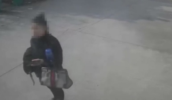 Không được lên xe, người phụ nữ gọi chồng lái ô tô chặn đầu xe buýt để đánh tài xế