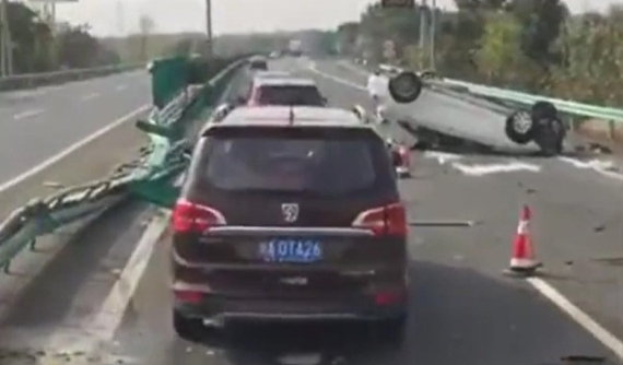 Ô tô lao qua dải phân cách giữa đường, nữ tài xế bị hất văng ra ngoài và tử vong tại chỗ