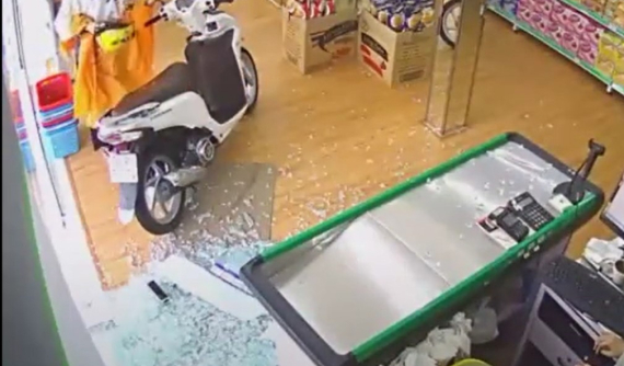 Điều khiển xe máy lao thẳng vào cửa hàng, "nữ Ninja" thản nhiên cởi mũ bảo hiểm và áo mưa như không