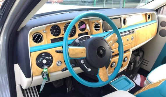 Thêm xe Rolls-Royce Phantom Series II cập cảng Hải Phòng, khác biệt từ logo trong suốt và nội thất như Dubai