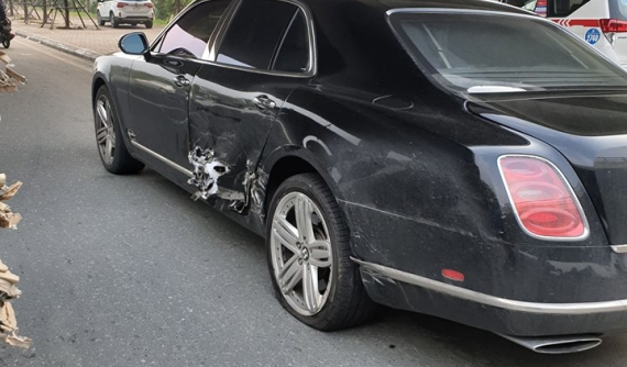 Xe siêu sang Bentley Mulsanne hư hỏng nặng sau tai nạn với 3 chiếc ô tô khác tại Hà Nội