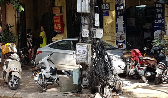 Hà Nội: Nam sinh cấp 3 lái ô tô Hyundai Accent gây tai nạn cho hàng loạt xe máy