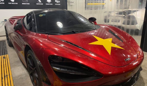 Trước giờ bóng lăn, siêu phẩm McLaren 720S được chủ nhân dán sao vàng cổ vũ cho tuyển Việt Nam