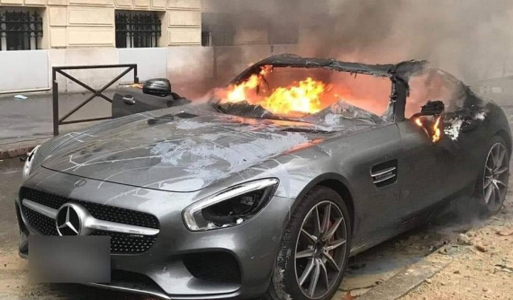 Bạo loạn "áo gile vàng" ở Pháp, siêu xe Mercedes-AMG GT S cháy như đuốc