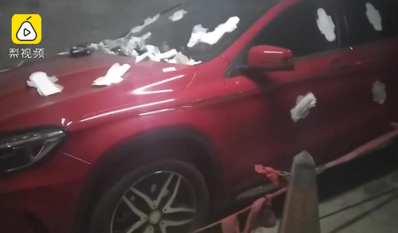 Đỗ chắn lối, Mercedes-Benz GLA bị dán đầy băng vệ sinh bên ngoài