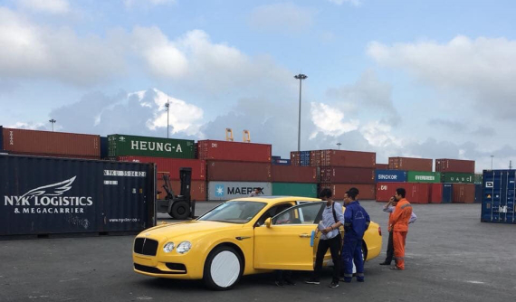 Xe siêu sang Bentley Flying Spur V8 S màu vàng Monaco cập cảng Hải Phòng, giá hơn 16,8 tỷ đồng