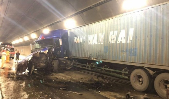 Khoảnh khắc xe đầu kéo gây tai nạn trong hầm Hải Vân khiến giao thông ùn tắc kéo dài