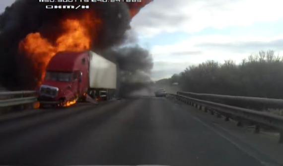 Bánh ô tô tải văng ra, đập trúng Ford Focus và gây tai nạn liên hoàn