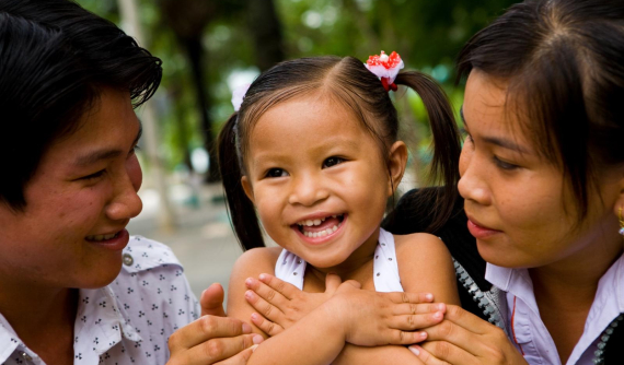 Tác phẩm hội họa từ Vespa Primavera được đấu giá 10.000USD gây quỹ từ thiện "Thắp sáng nụ cười"