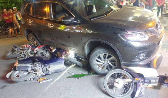 TP. HCM: Nissan X-Trail đâm hàng loạt xe máy khiến nhiều người thương vong