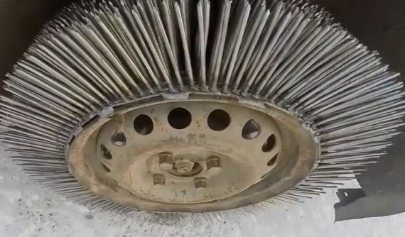 Không thể tin lốp xe bằng 3.000 chiếc đinh nhọn lại có thể... chạy được