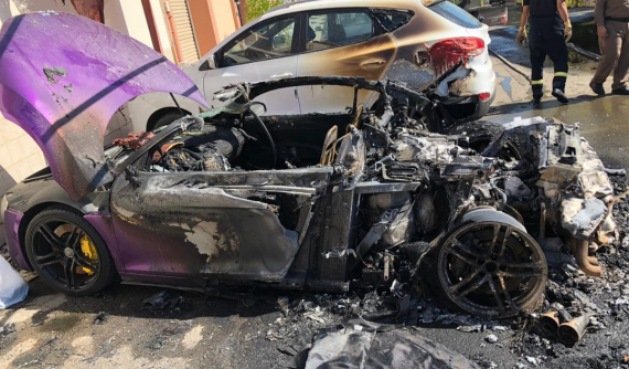 Người đàn ông tưới xăng đốt siêu xe Audi R8 màu tím mộng mơ của nữ đại gia