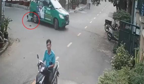 Đá bóng trong ngõ, bé trai bị xe taxi 7 chỗ đang lùi cuốn vào gầm