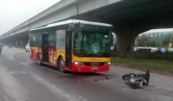 Hà Nội: Nam thanh niên đi xe máy thiệt mạng sau khi lao thẳng vào đầu xe buýt
