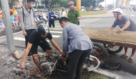 Đà Nẵng: Xe Honda Air Blade bốc cháy dữ dội tại chân Cầu Rồng