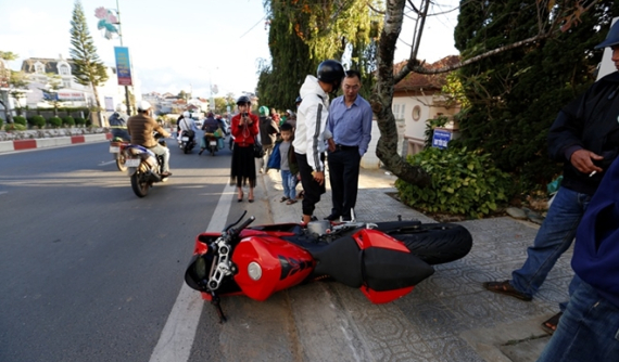 Đà Lạt: Ducati Panigale 959 mới "cứng", chưa "đóng biển" đã gặp tai nạn