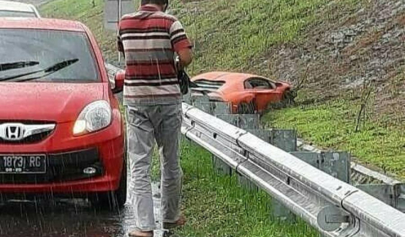 Chạy ở vận tốc 150 km/h trong mưa, người lái Lamborghini Aventador phải trả giá đắt