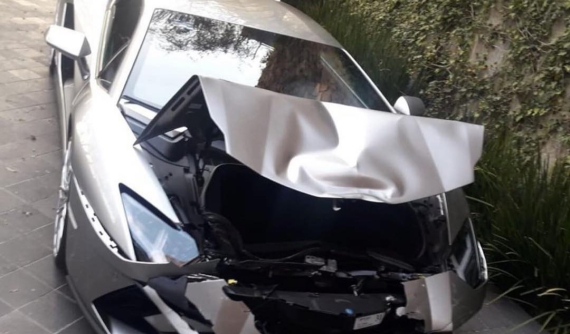 Chủ nhân quên kéo phanh tay, siêu xe Lamborghini Aventador S đâm vào Chevrolet Suburban