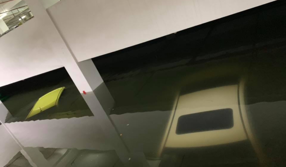 Cơn mưa kéo dài trong đêm khiến thành phố Đà Nẵng ngập nặng, hàng loạt ô tô ngâm trong nước