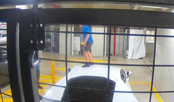 Đại gia tá hỏa khi phát hiện chiếc Lamborghini Huracan của mình bị 2 đứa trẻ phá hoại trong hầm đỗ xe