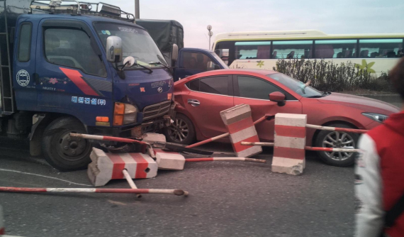 Mazda3 bị thanh sắt của dải phân cách đâm xuyên qua cửa và kính chắn gió trên cầu Thanh Trì