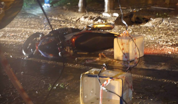 Đà Nẵng: Xe máy vướng vào dây điện sà xuống mặt đường, 2 vợ chồng thương vong