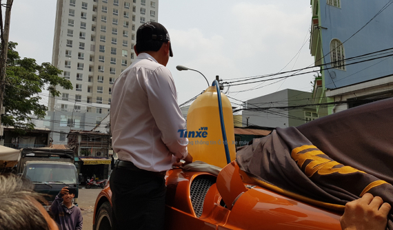 Những màn đổ xăng của siêu xe tại Việt Nam khiến không ít người phát hoảng