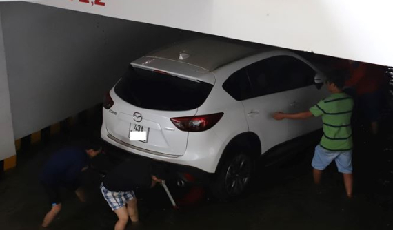 Giải cứu xong hàng chục xe ô tô, xe máy ngập nước ở chung cư cao cấp