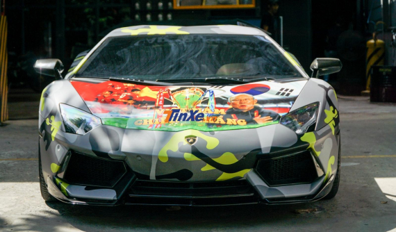 Lamborghini Aventador độ "khủng" tiếp tục được chủ nhân lên băng rôn cổ vũ tuyển Việt Nam