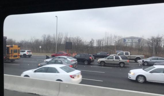 Xe bọc thép gặp sự cố khiến tiền văng tung tóe ra đường, gây náo loạn đường cao tốc