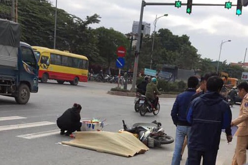 Va chạm với xe ô tô khách, nam thanh niên bị cán tử nạn tại Lê Trọng Tấn