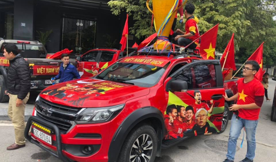 Trước giờ G, khắp đất nước nhuộm một màu cờ đỏ sao vàng trước trận chung kết của đội tuyển Việt Nam