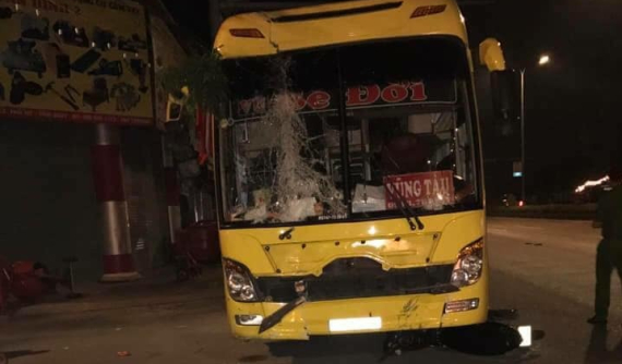 Ngồi ăn nhậu mừng chiến thắng của đội tuyển Việt Nam, 3 người bị xe khách đâm thương vong