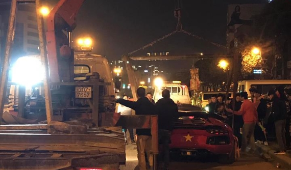 Nẹt pô "khạc lửa" quá hăng say, siêu xe Lamborghini Aventador LP700-4 mui trần gặp sự cố lần thứ 2