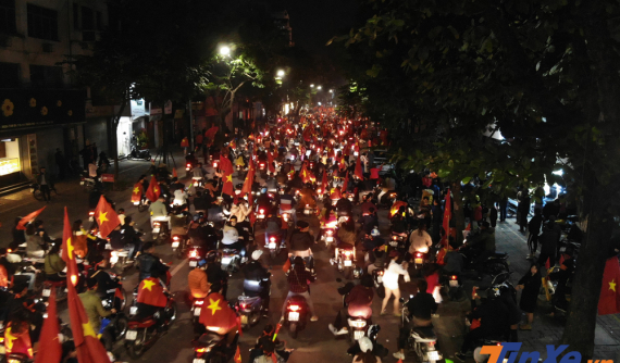 Ăn mừng chiến thắng của Việt Nam, cổ động viên biến Hà Nội thành "tâm bão"