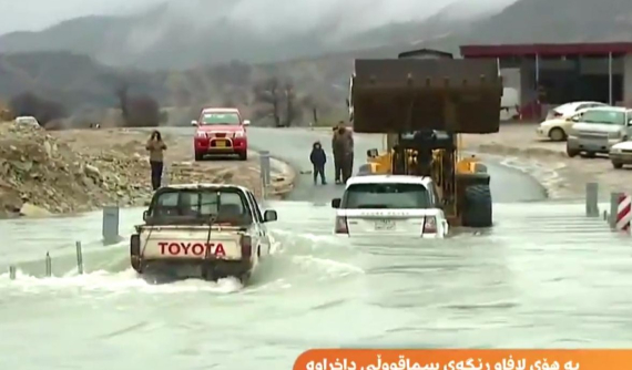 Bản tin về lũ lụt bất ngờ biến thành quảng cáo cho Toyota Hilux và "làm bẽ mặt" Range Rover