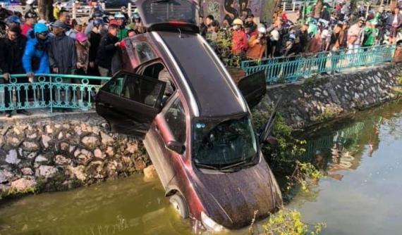 Hyundai Santa Fe ủi bay dải phân cách trên đường Thanh Niên, cắm đầu xuống hồ Trúc Bạch