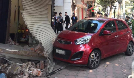 Hà Nội: Kia Morning do nữ tài xế điều khiển lao lên vỉa hè, đâm sập cửa nhà dân