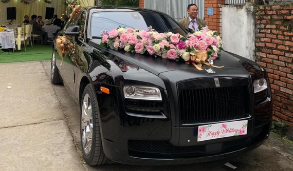 Rolls-Royce Ghost đen mờ làm xe đưa dâu ở đám cưới Nghệ An khiến quan khách ngỡ ngàng