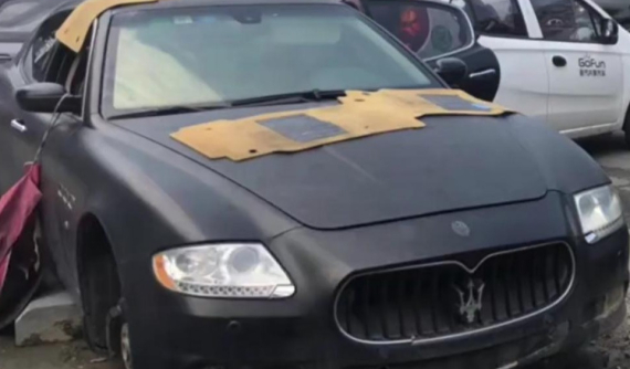 Chủ quan để xe sang Maserati ở ngoài trời, đại gia "tá hỏa" khi phát hiện xế cưng bị lột sạch phụ kiện
